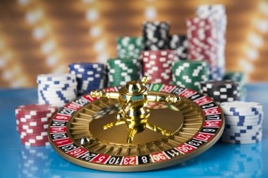 Instant hand settlement and winnings Real-time hand comparison and pot distribution in Capsa Banting